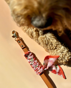 Laisse Mocka couleur camel et son bandana orange de la marque Blue Pup Collection